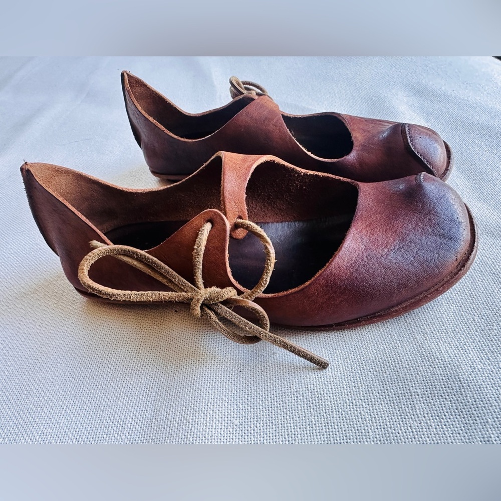 CYDWOQ Artisan Handmade Vegetable Dyed Leather Maryjane ‘Dust’ Flats | W 36